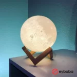 چراغ دکوری با طرح ماه روی میز